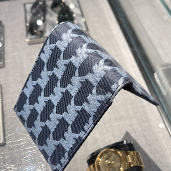 Michael Kors Men’s Women’s Cooper Logo Fabric Billfold Wallet Navy Multi NWT - Picture 11 of 16